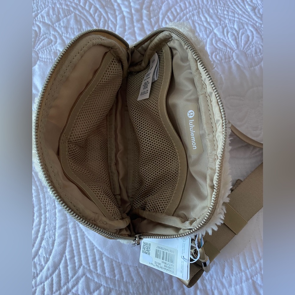 White LuluLemon Everywhere Belt Bag *Fleece - Picture 5 of 7